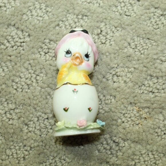 Vintage Ardoc Fine Quality 2" Ceramic Chicken in Egg Wearing Bonnet - Picture 1 of 4